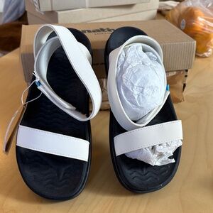 Native Juliet White and Black Sandals size 7 new in box